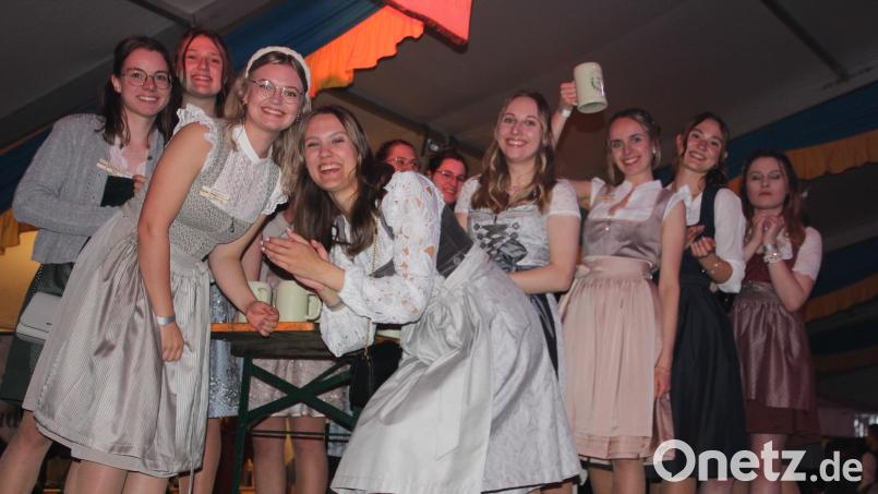 Die Wondreber Festdamen verbreiteten Party-Stimmung. Bild: kro