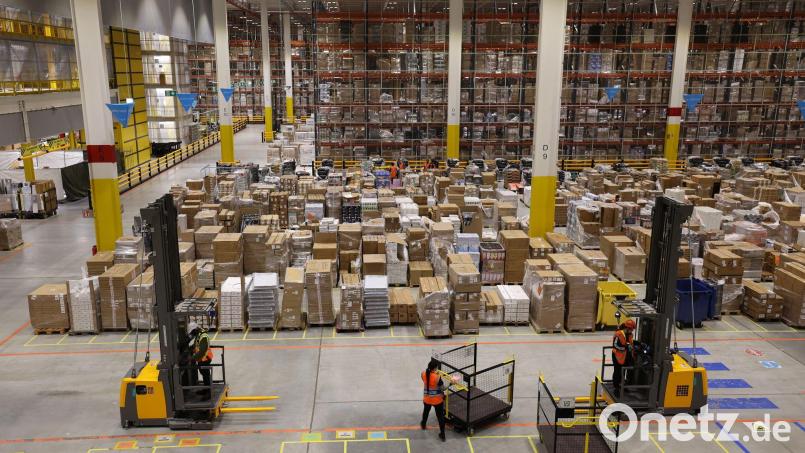 Aus solchen Logistikzentren beliefert Amazon seine Kunden. (Archivbild) Bild: Bernd Wüstneck/dpa