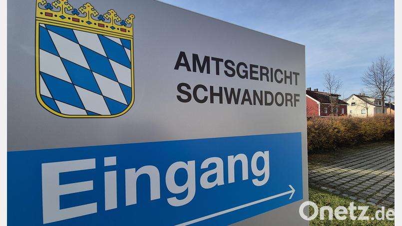 Eine 24-Jährige ist vom Schöffengericht am Amtsgericht Schwandorf wegen Begünstigung verurteilt worden. Bild: Hösamer
