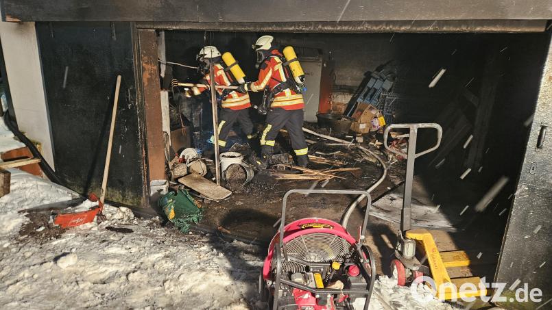 Auch Atemschutzgeräteträger waren bei dem Brand in der Kulmainer Metzgerei im Einsatz. Bild: Feuerwehr Kulmain