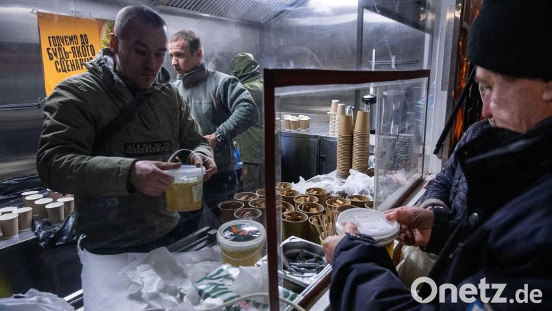 In Kiew geben die Streitkräfte warme Mahlzeiten für Menschen aus, die in ihren Häusern keinen Strom mehr haben. Bild: Danylo Antoniuk/AP/dpa