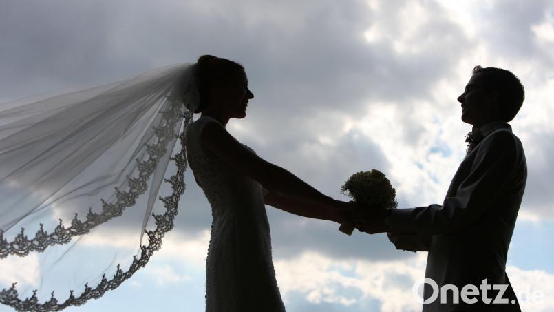 "Verliebt, verlobt, verfilmt": Weil das Kino nun mal ein emotionaler Ort ist, ergänzt das Cineplex Amberg sein Filmprogramm um eine Hochzeitsmesse, bei der es nicht nur um Mode geht. Symbolbild: Patrick Pleul/ dpa