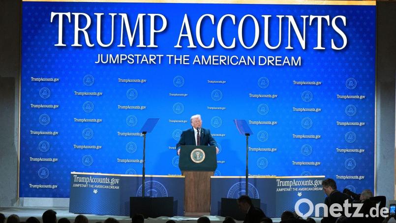 Der US-Präsident machte bei einer Veranstaltung des Finanzministeriums Werbung für die „Trump Accounts“ Bild: Jacquelyn Martin/AP/dpa