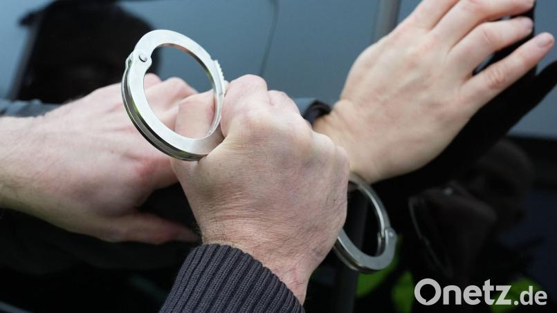 Die Polizei legt einer Frau in einem Supermarkt in Burglengenfeld Handschellen an, nachdem die 40-Jährige bei einem Ladendiebstahl ausrastete. (Symbolbild) Symbolbild: Marcus Brandt/dpa