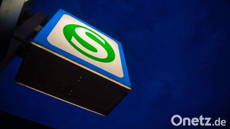 Nach der Kollision mit der S-Bahn fuhr der unbekannte Autofahrer davon. (Symbolbild) Bild: Lino Mirgeler/dpa