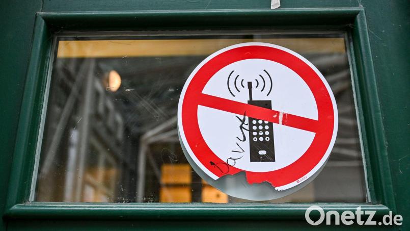 Schulschluss für Smartphones: Schweden plant ein Handyverbot an allen Schulen bis zur neunten Klasse. (Archivbild) Bild: Jens Kalaene/dpa