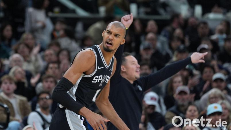 Victor Wembanyama von den San Antonio Spurs kritisiert den ICE-Einsatz in Minneapolis scharf. (Archivbild) Bild: Eric Gay/AP/dpa
