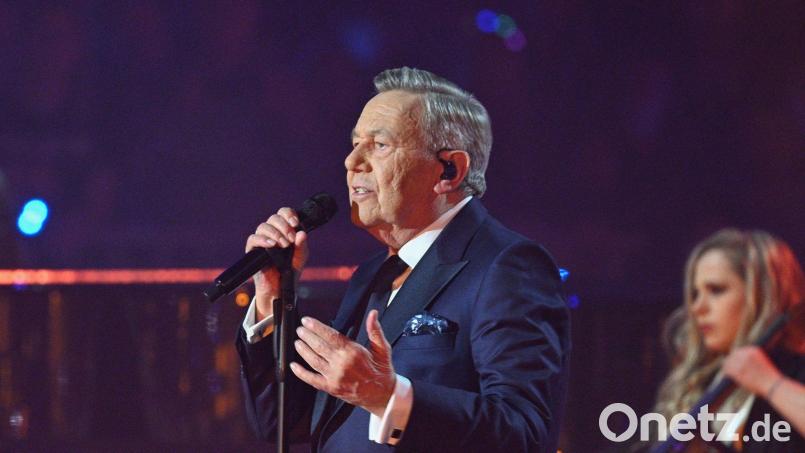 Eine Bänderverletzung zwingt Schlagerstar Roland Kaiser laut Management zu einer Zwangspause. (Archivbild) Bild: Jens Kalaene/dpa