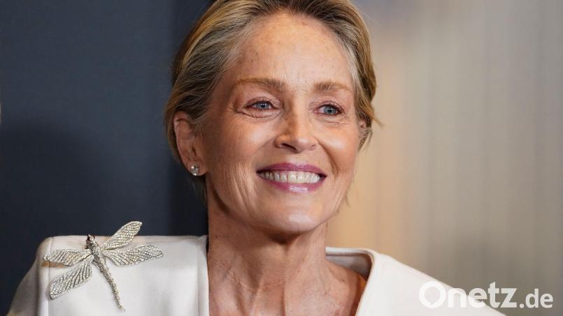 US-Filmstar Sharon Stone („Basic Instinct“) begleitet den österreichischen Süßwaren-Unternehmer Karl Guschlbauer zum Wiener Opernball. Bild: Jordan Strauss/Invision via AP/dpa