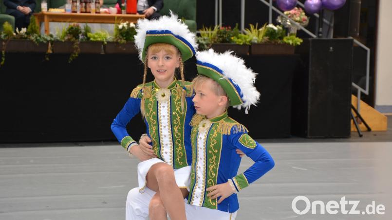 "Mannschaft des Jahres" wurden die beiden Neunjährigen Victoria Brunner und Lennox Schulze vom TuS Mitterteich, hier bei ihrem Auftritt beim 46. Seniorenfasching der Stadt am Sonntagnachmittag. Bild: jr