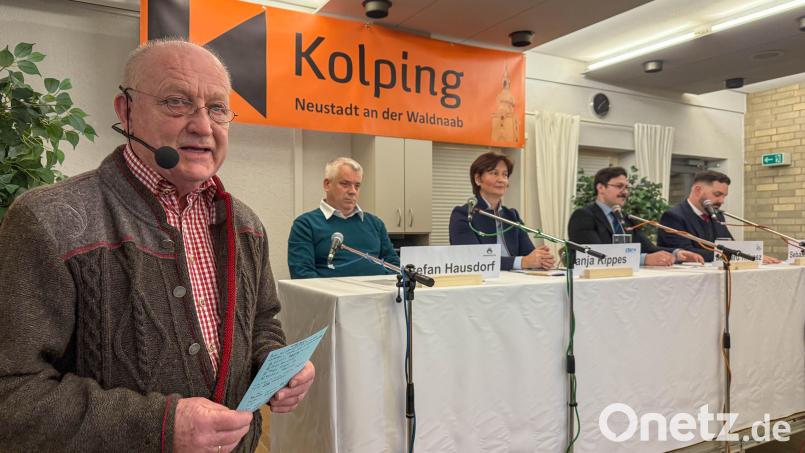 Martin Staffe (von links) moderierte die Podiumsdiskussion der Kolpingsfamilie mit den vier Kandidaten Stefan Hausdorf (BNW), Tanja Kippes (CSU) Bernhard Thöresz (FW) und Sebastian Giering (SPD) für den Bürgermeisterposten. Bild: Gabi Schönberger