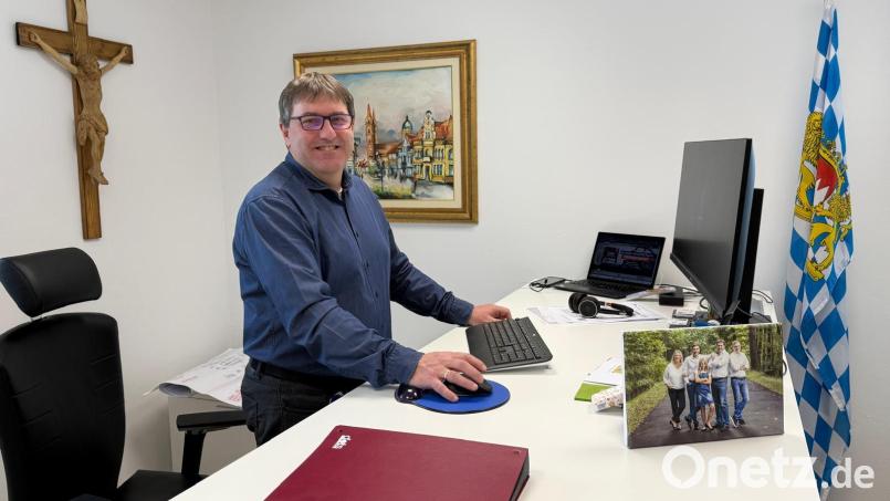 Bis Bürgermeister Ewald Plößner nach seinem Skiunfall an seinen Schreibtisch im Rathaus zurückkehren kann, arbeitet er von zu Hause aus. Bild: Markt Kirchenthumbach