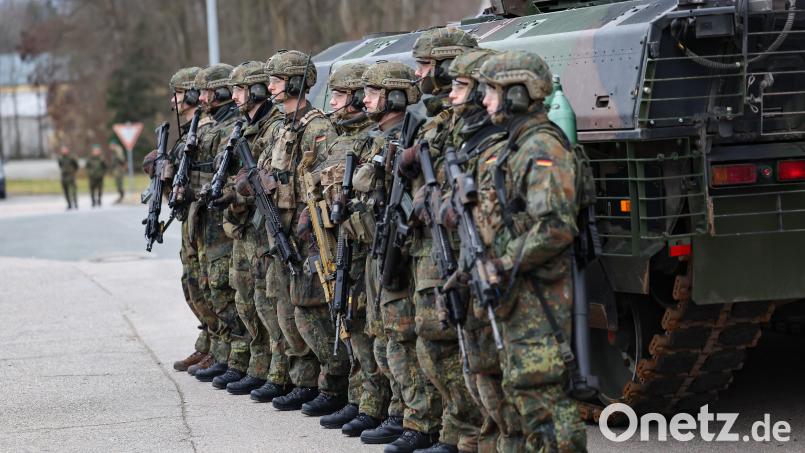 Soldaten des Panzergrenadierbataillon 122 auf dem Gelände der Grenzlandkaserne. Künftig zieht die Einheit mit ihren Puma-Schützenpanzern nach Litauen um. Archivbild: Daniel Löb
