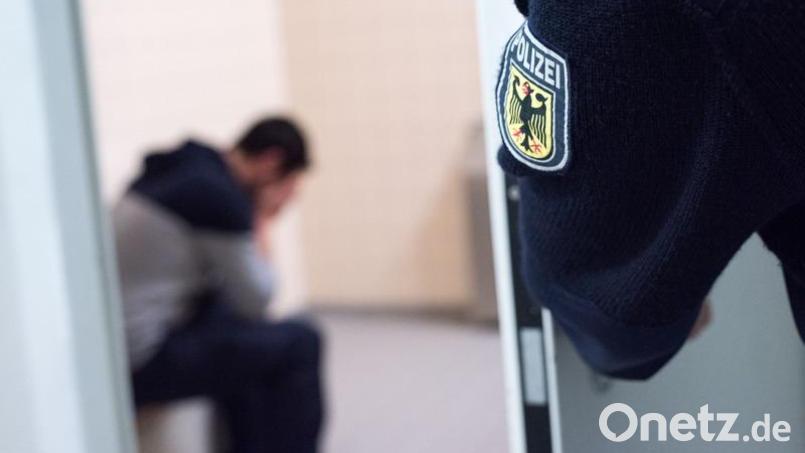 Ein Mann, der in der Neujahrsnacht in Amberg randaliert hatte, erhielt bei der Berufungsverhandlung am Landgericht ein milderes Urteil. Das lag auch daran, dass er von einem Polizisten in der Arrestzelle mehrfach geschlagen wurde. (Symbolbild) Symbolbild: Bundespolizei
