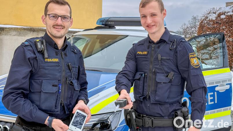 Sie haben mit ihrem "Ghostbuster"-Einsatz deutschlandweit Schlagzeilen gemacht: Polizeihauptmeister Jörg Kreussel (links) und Polizeioberwachtmeister Timo Hennecke präsentieren schmunzelnd ihre "Spezialtechnik", mit der sie Monster bekämpft haben. Bild: Wolfgang Steinbacher