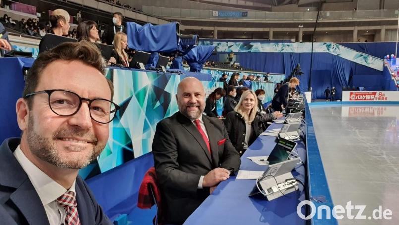 Christian Baumann (links) am Tisch der Jury: Der gebürtige Amberger ist ein international anerkannter Eiskunstlauf-Preisrichter und nimmt in dieser Eigenschaft an den Olympischen Spielen in Mailand teil. Bild: C. Baumann/privat