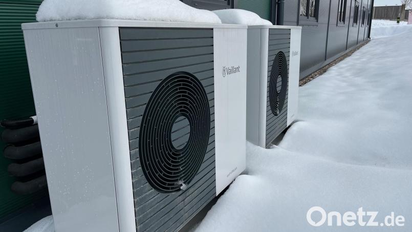 Im Sommer kühlen, im Winter heizen. Das geht zum Beispiel mit einer klimafreundlichen Wärmepumpe (im Bild die Lüftungsanlage). In Weiden werden aktuell noch 95 Prozent der Gebäude mit fossilen Brennstoffen beheizt. Mit Umsetzung des kommunalen Wärmeplans soll sich das in Zukunft ändern. Bild: Gabi Schönberger