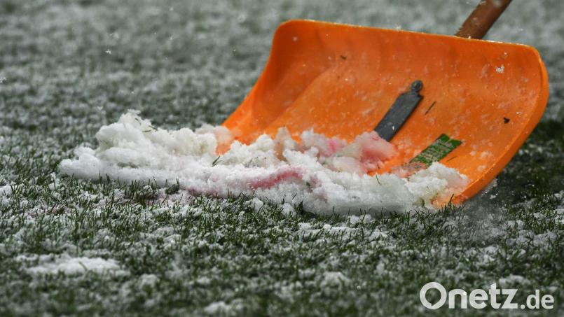 In Jena muss wegen des Schneefalls dieser Woche das Bundesliga-Spiel der Frauen gegen Bayern abgesagt werden. (Symbolbild) Bild: Patrick Seeger/dpa