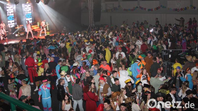 Man braucht beim HCL-Superfasching erst gar nicht mit dem Zählen der Gäste anzufangen. Jedenfalls sind es stets sehr viele. Archivbild: wro