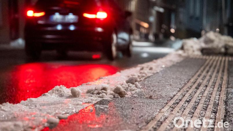 Bis zum Wochenende sollten die Menschen in weiten Teilen Bayerns auf dem Weg zur Arbeit weiter vorsichtig sein. Bild: Daniel Vogl/dpa