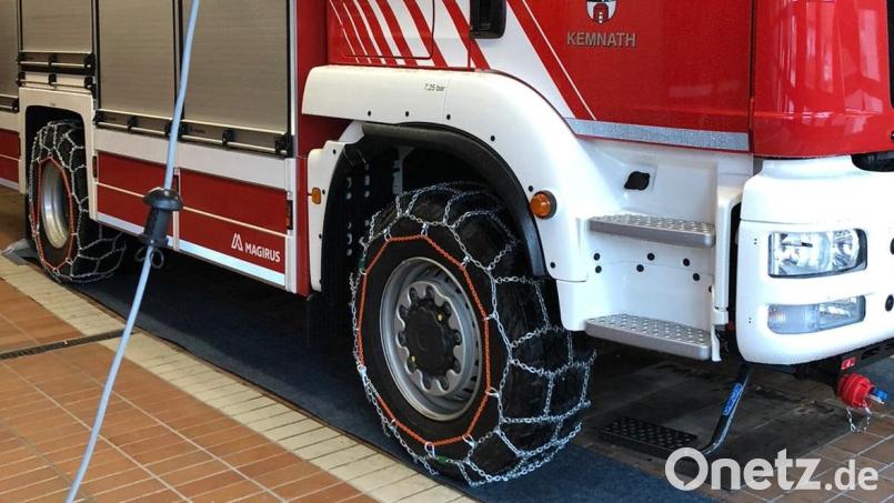 Schneeketten an den Rädern eines Feuerwehrfahrzeuges: Die Feuerwehren sind gerüstet für Einsätze bei Schnee. Dieses Bild zeigt ein Fahrzeug der Feuerwehr der Stadt Kemnath (Kreis Tirschenreuth). Bild: mde