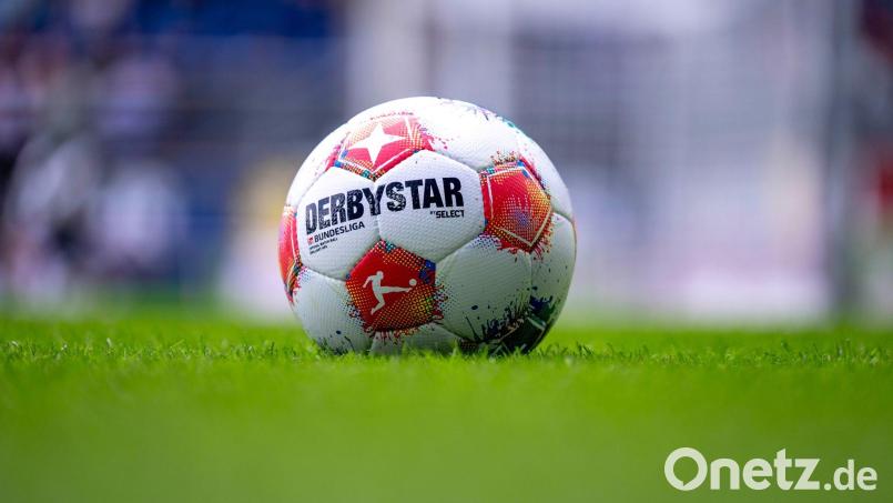 Beim FSV Erlangen-Bruck rollt der Ball in der neuen Saison ohne das bisherige Trainergespann. Symbolbild: David Inderlied/dpa