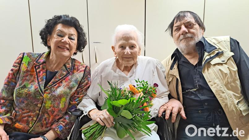 Zu Ruth Seelbinders ersten Gratulanten zählten am Montag ihr Sohn Werner und ihre Schwiegertochter, die frühere Marktredwitzer Oberbürgermeisterin Birgit Seelbinder. Bild: Brigitte Gschwendtner