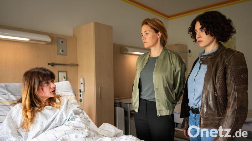 Eva Lackner (l, Julia Rosa Peer) wird im Krankenhaus von Lu Frey (2.v.l, Patricia Aulitzky) und Irene Russmeyer (Fanny Krausz) verhört (undatierte Filmszene). Der Krimi „Die Toten von Salzburg - Die letzte Reise“ läuft am 28.01.2026 im ZDF. Bild: Lisa Kutzelnig/ZDF/dpa