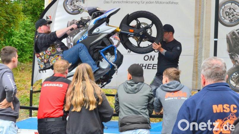 Der Vorsitzender MSC Frankenpfalz Johannes Buchbinder (links) und Dirk Manderbach (rechts) im Wheelie-Simulator. Bild: whü