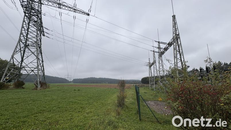 Ein großes Thema der kommenden Wahlperiode: Hier hinter dem Umspannwerk soll der Solarpark entstehen. Archivbild: ge