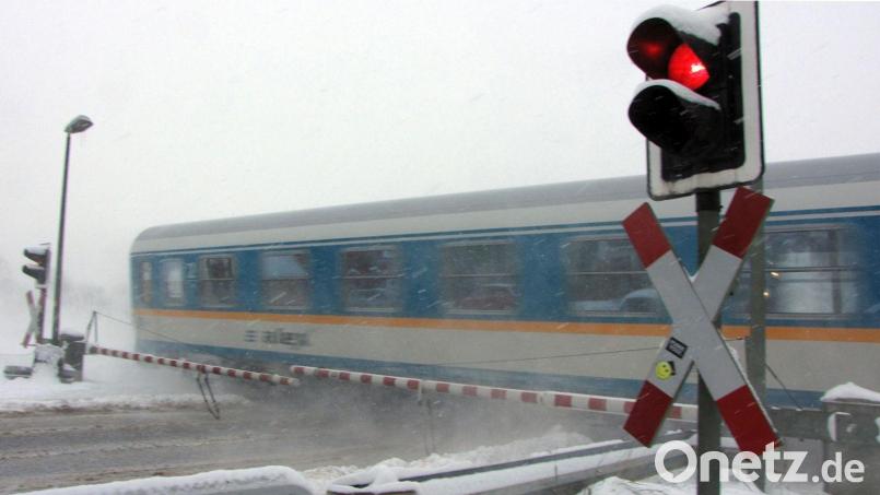 Die Bahnlinie zerschneidet Nabburg und bringt nach der Elektrifizierung noch mehr Lärm mit sich. Die Tunnellösung würde viele Probleme gleichzeitig beheben. Das führt der Bürgermeister dem Bundesverkehrsminister nun vor Augen. Archivbild: Gerhard Götz