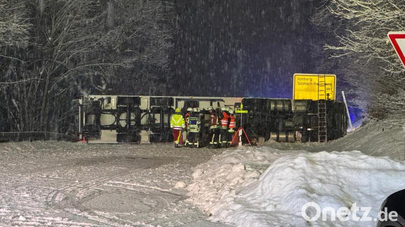 Der verunglückte Lastwagen, der Lebensmittel geladen hatte und bei Edelsfeld auf schneebedeckter Straße verunglückt war, lag quer auf der B85. Bild: Feuerwehr Königstein