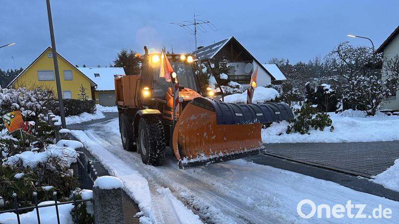 Tag und Nacht sind Mitarbeiter des Bauhofs mit dem Schneeräumen beschäftigt. Bild: Siegfried Bock