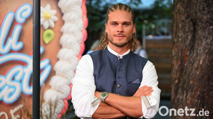 Rúrik Gíslason spielt in einer Hundekomödie bei Netflix den Coach Nodon - Start ist am 1. April. (Archivbild) Bild: Felix Hörhager/dpa