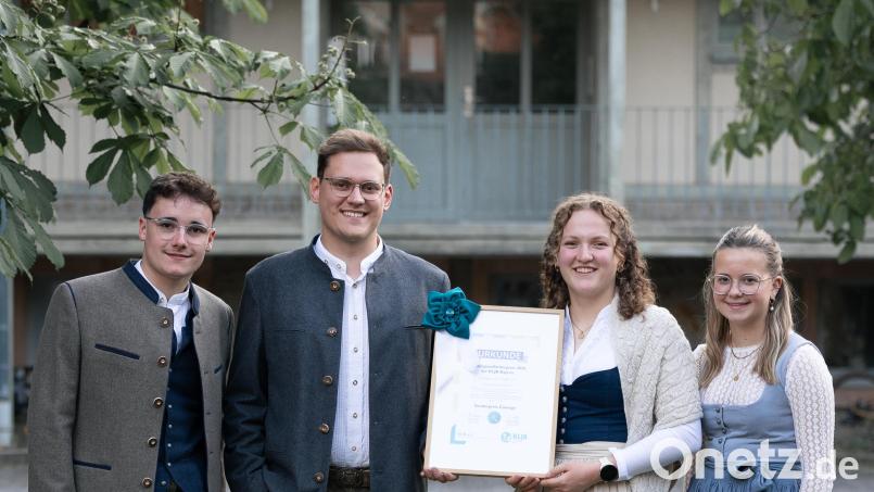 Bei der Preisverleihung in der Kirche St. Hedwig im Gut Heuchelhof an die Waldthurner KLJB der Feier in der Jugendbildungsstätte Unterfranken sind Simon Schwab (links), Antonia Weiß (rechts) sowie Dorothee Pleyer und Johannes Pleyer dabei. Nicht im Bild: Hannah-Sophia Anzer (geb. Hornstein). Bild: Dorothee Pleyer