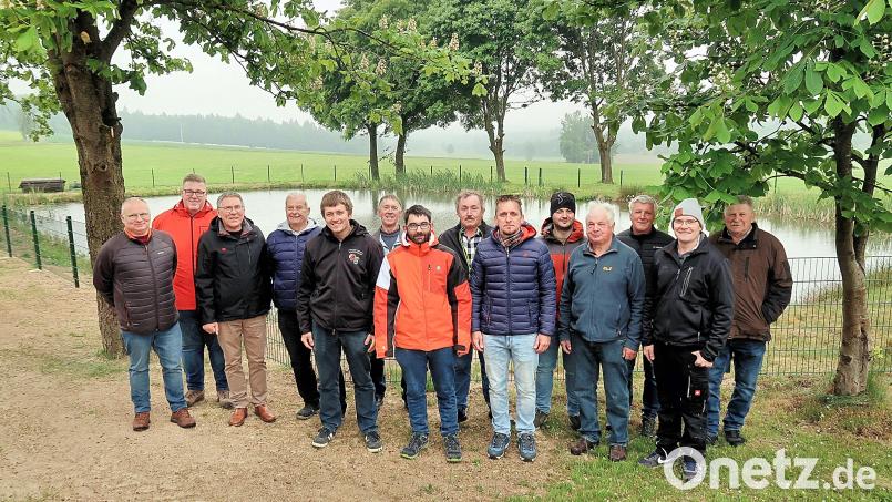 Bürgermeister Oskar Schuster (Dritter von links) und die Gemeinderäte Christian Bischof und Reinhard Stummreiter (von links) dankten bei der Einweihung den Voitenthaner Bürgern für die Errichtung eines Zauns um den Dorfweiher. Ortssprecher Christian Trießl (Zweiter von rechts), hatte die Arbeiten im Vorfeld koordiniert. Bild: bsc