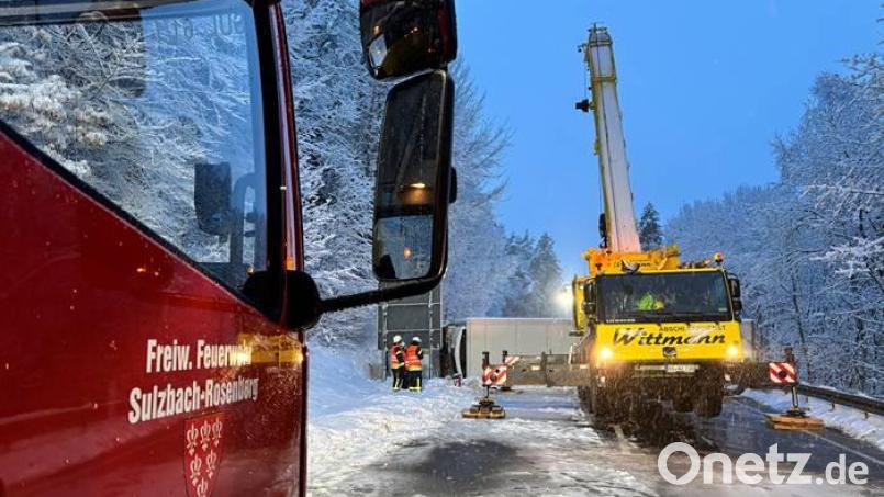 Schnee und Eis führten auch am Donnerstagmorgen zu Unfällen auf den Straßen in der Oberpfalz. Auf der B85 bei Edelsfeld kippte ein Laster um. Bild: lei