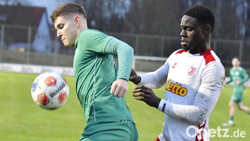 Der Einsatz von Fabian Vogl (links) für die DJK Gebenbach gegen die SG Quelle Fürth ist noch fraglich. Archivbild: Hubert Ziegler