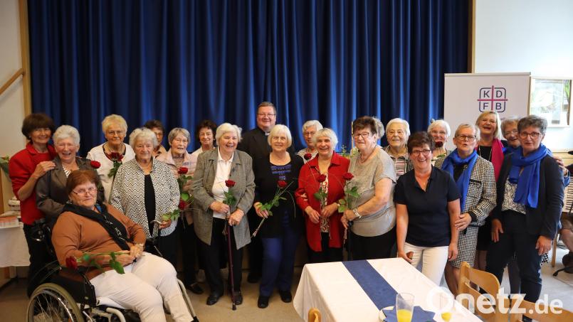 Langjährige Mitglieder des Frauenbunds wurden mit Ehrennadel und Rose geehrt. Bild: wrm