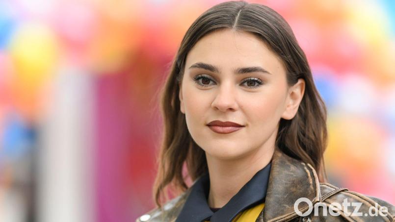 In ihrem Podcast erzählte Model Stefanie Giesinger davon, dass sie zurzeit viel weine. (Archivbild) Bild: Jens Kalaene/dpa