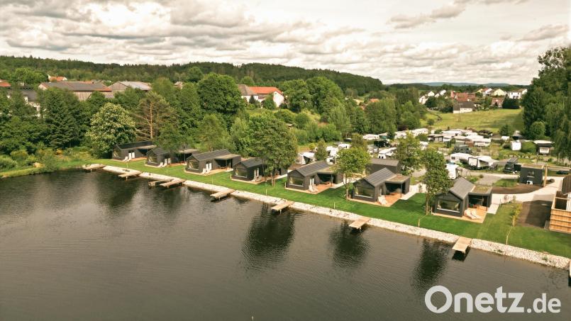 Mitte April sind die neuen Tiny Häuser direkt am Ufer des Erlenweihers aufgestellt worden. In den vergangenen Wochen folgten die Außenanlagen. Bild: nza