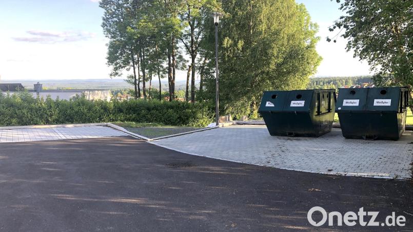 Vor einigen Tagen erhielten die Wertstoffcontainer einen neuen und nunmehr auch endgültigen Standort auf dem ehemaligen Gelände der SG Hackelstein in der Fuchsmühler Steinwaldstraße. Bild: wro