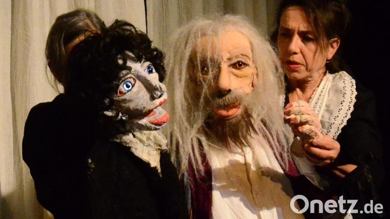 Der Protagonist der Inszenierung "Auf Bäume klettern" und seine Gattin. Das Publikum erlebte in der Max-Reger-Halle ein nachdenkliches Bühnenstück. Bild: Helmut Kunz