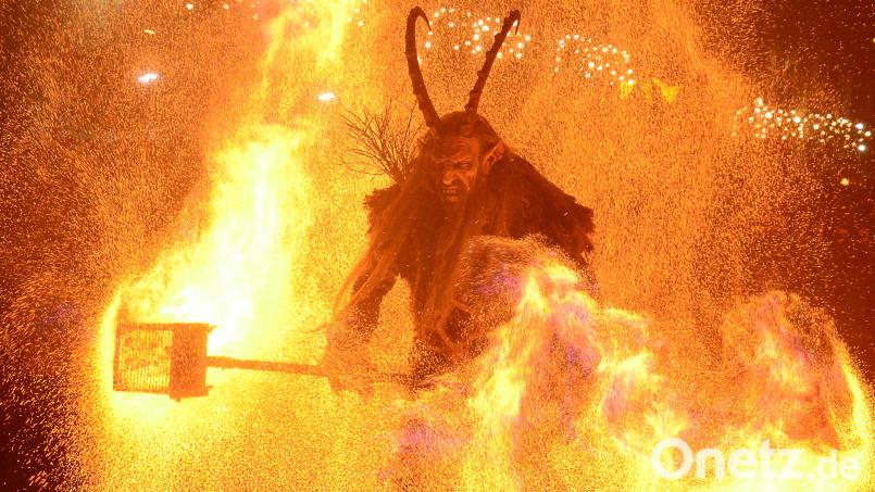 Ein großes Feuerspektakel ist der 5. Rauhnachtslauf in der Weidener Innenstadt. Bild: Kunz