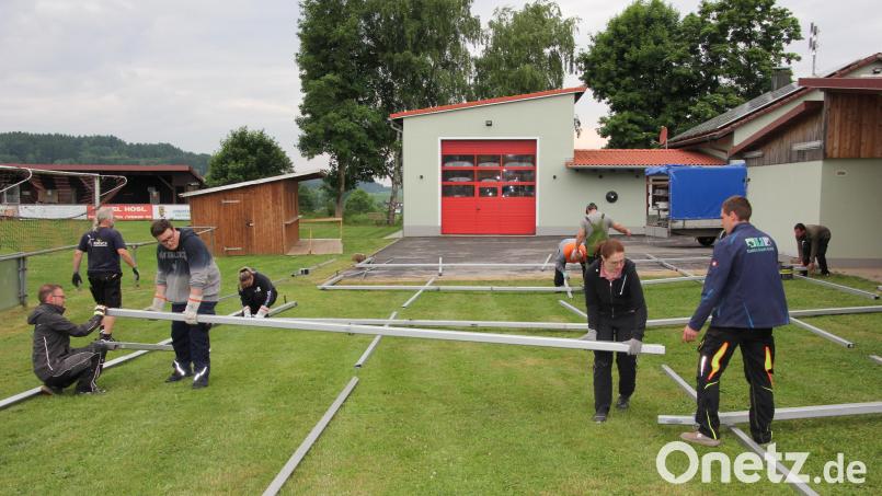Am Montagabend begannen die Arbeiten für den Aufbau des Festzeltes. Die Feuerwehr Thanhausen feiert am Pfingstwochenende ihren 150. Geburtstag. Bild: kro