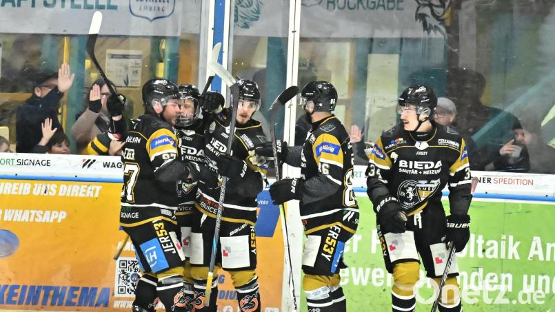 Die Spieler des ERSC Amberg konnten im letzten Hauptrundenspiel einen 4:2-Heimsieg gegen Kempten bejubeln. In der am 6. Februar beginnenden Abstiegsrunde will man an diese Leistung anknüpfen. Bild: Hubert Ziegler