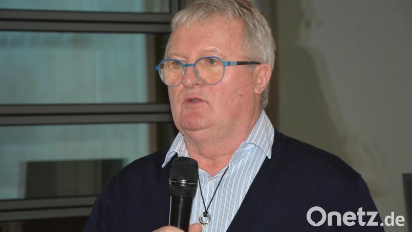 Herbert Lößl kritisierte die Ungleichbehandlung bei der Plakatierung für die anstehende Kommunalwahl. Während sich die "Zukunft Stadt Mitterteich" daran halte, kümmere sich die "Königliche CSU" nicht darum. Bild: jr