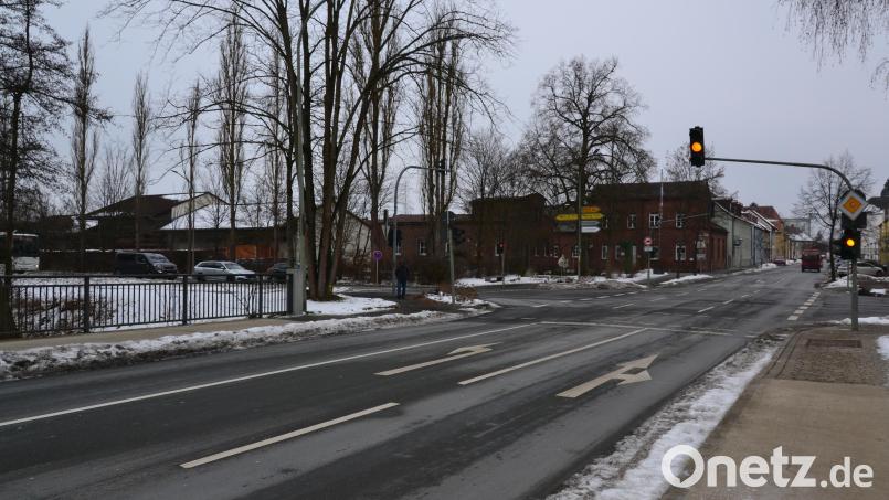 Die Pläne der W.I.V.-Unternehmensgruppe aus Weiden für eine Neugestaltung der Bahnhofstraße in Tirschenreuth liegen schon in der Schublade. Der Bauhof (links) und Gebäude an der Ampelkreuzung wie die Bücherei (Mitte, rechts) sind Teil des Konzepts. Um dort bauen zu können, müssen Bauhof sowie Stadtwerke jedoch zunächst ausziehen und an anderer Stelle neu gebaut werden. Das wird noch mindestens bis 2030 dauern. Bild: Thorsten Schreiber