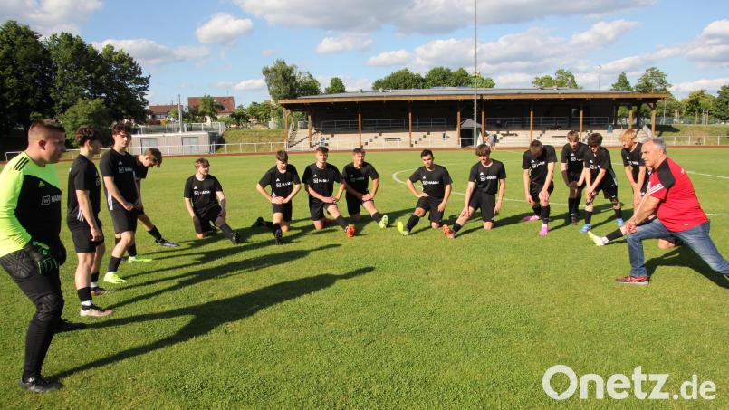 Winfried Neubauer (rechts) beim Aufwärmen mit den A-Junioren des TSV Waldershof vor einem Punktspiel bei der SpVgg Wiesau. Bild: kro