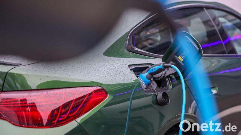 Auch dank eines hohen Elektroanteils hat BMW seine CO2-Flottenziele in Europa erreicht. (Archivbild) Bild: Jan Woitas/dpa